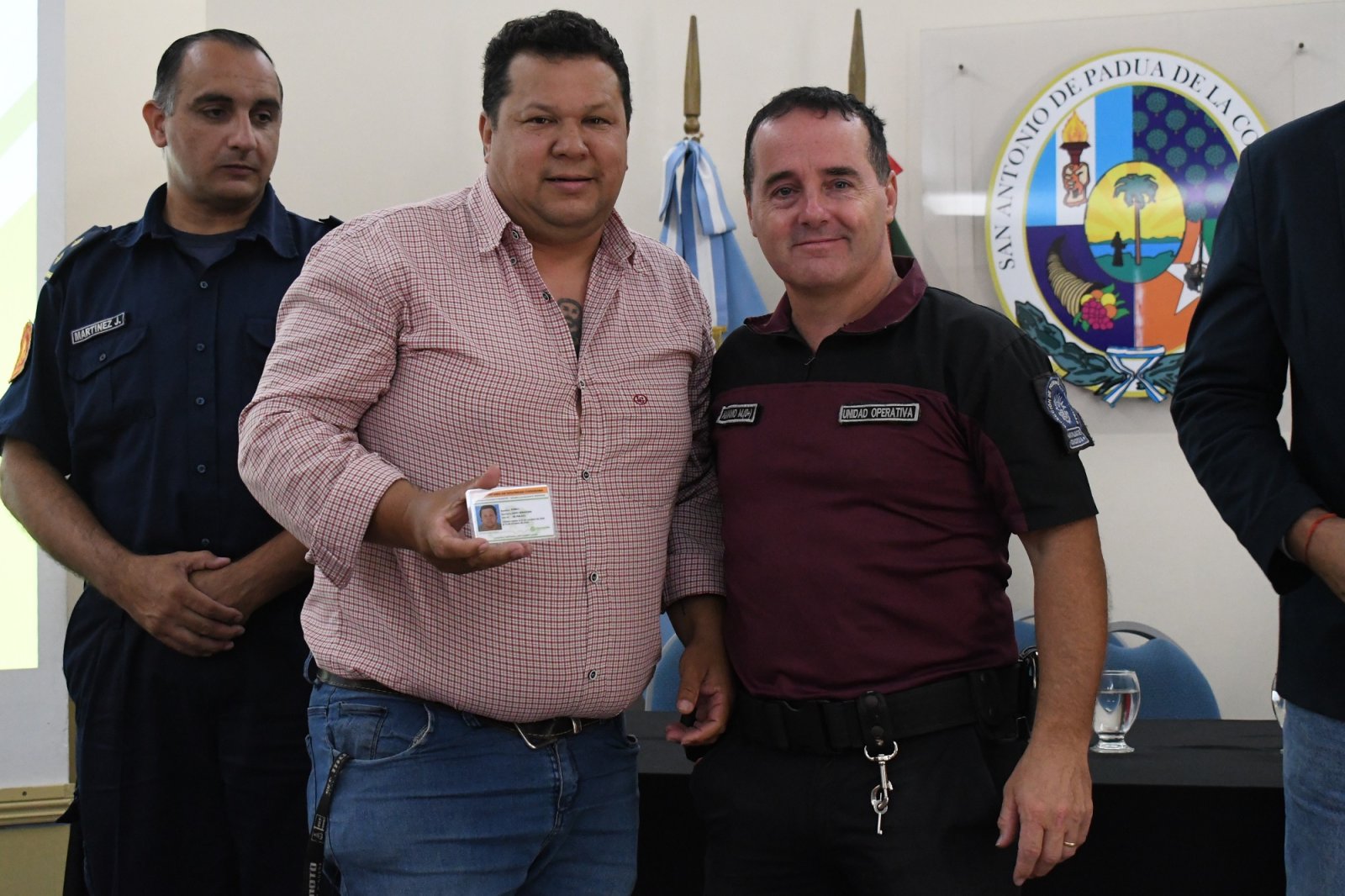 ENTREGA DE CREDENCIALES A AGENTES DE CONTROL DE ADMISIÓN Y PERMANENCIA