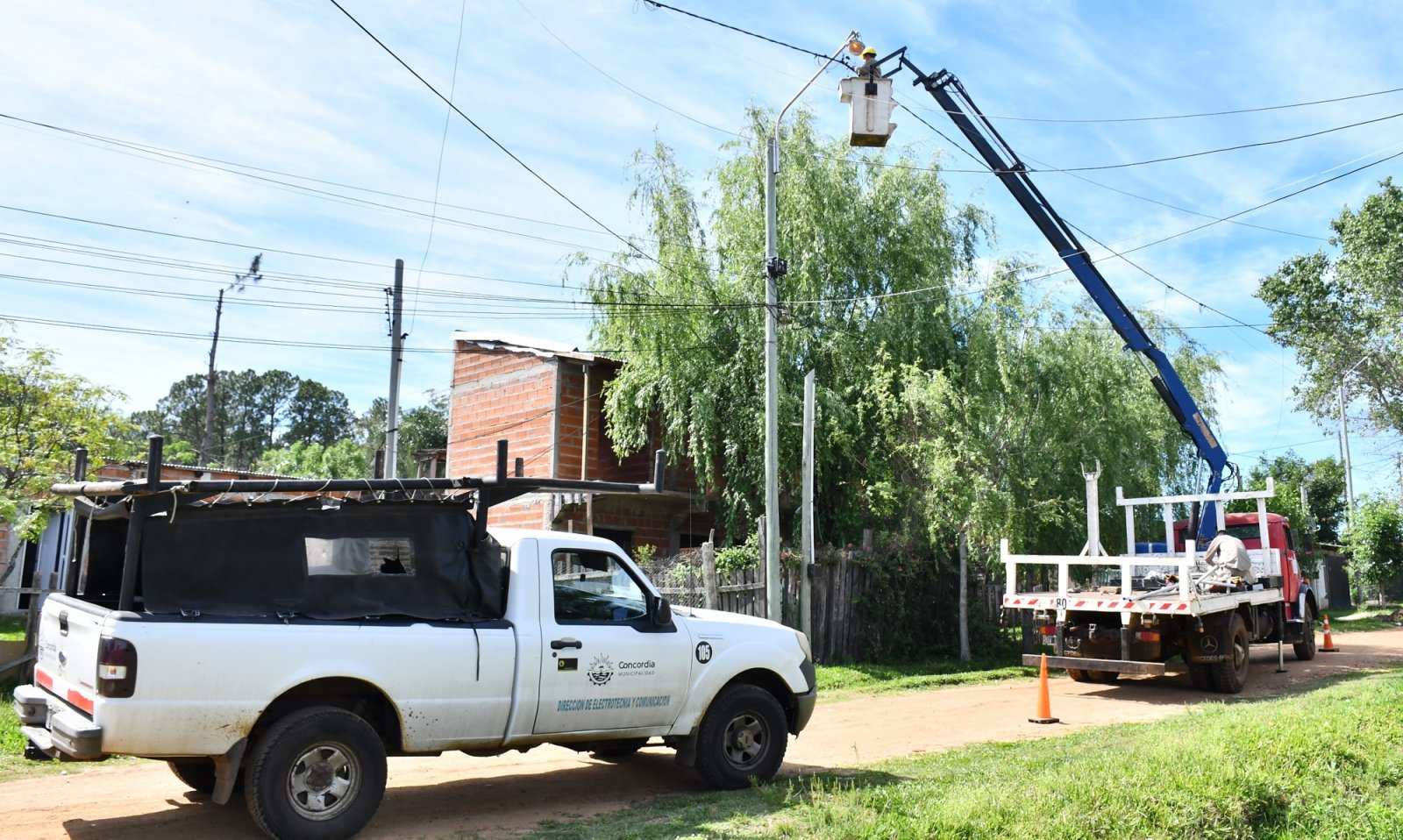 ALUMBRADO PÚBLICO: LA MUNICIPALIDAD LLEVA RENOVADOS MÁS DE 300 PUNTOS DE LUZ EN DIFERENTES BARRIOS DE LA  CIUDAD