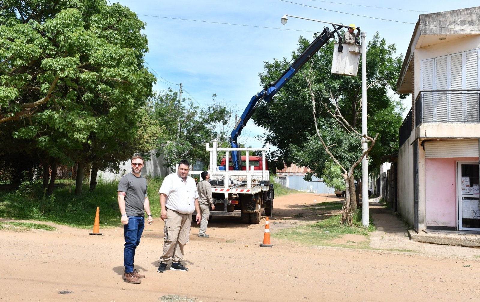 ALUMBRADO PÚBLICO: LA MUNICIPALIDAD LLEVA RENOVADOS MÁS DE 300 PUNTOS DE LUZ EN DIFERENTES BARRIOS DE LA  CIUDAD