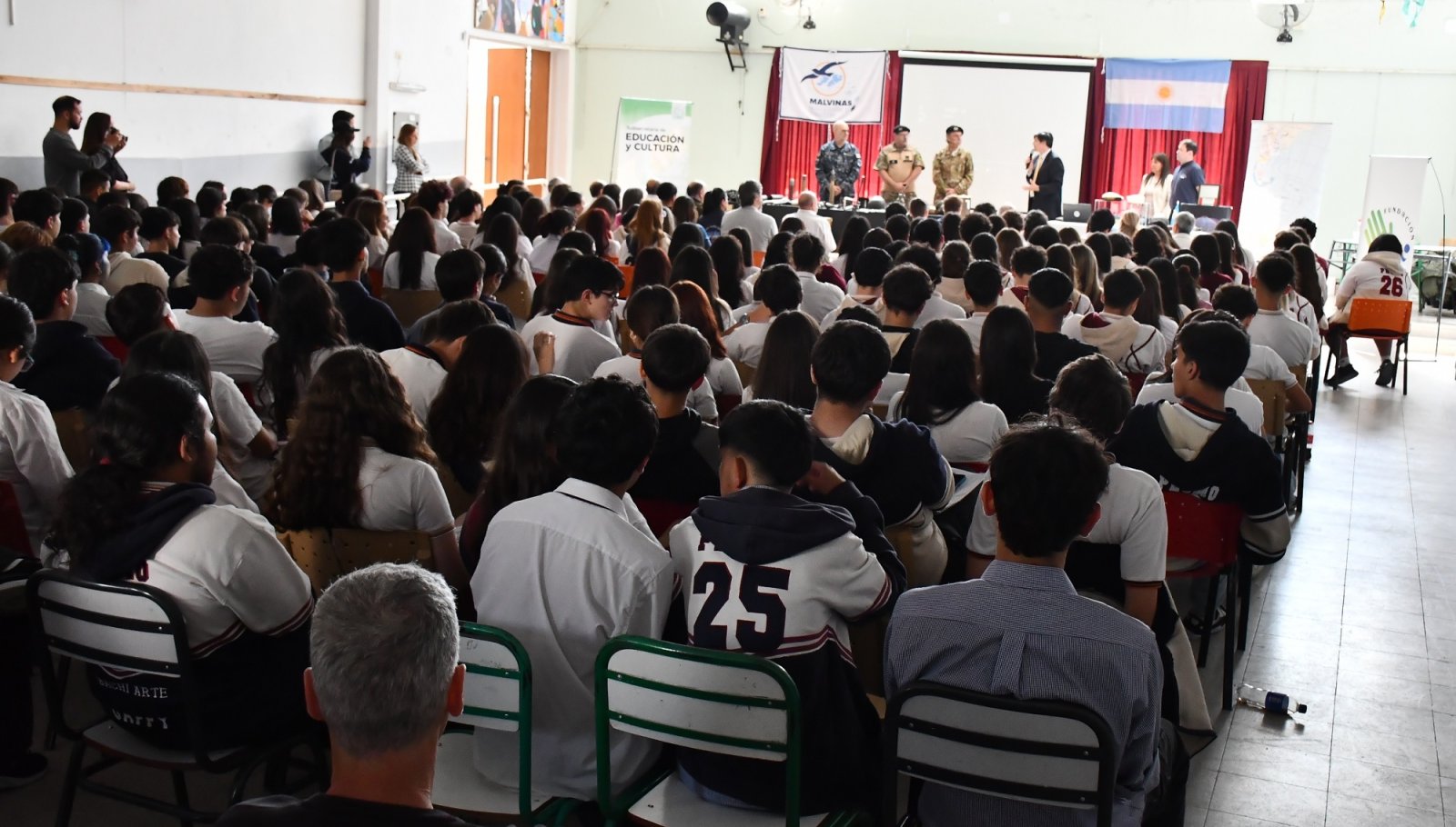 “MALVINAS, EDUCACIÓN Y VALORES”: HISTORIA Y RECONOCIMIENTO A QUIENES DEFENDIERON LA SOBERANÍA NACIONA L