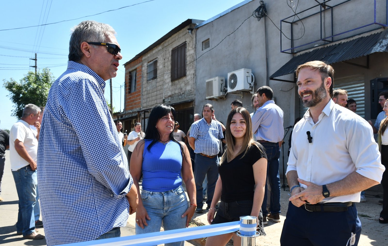 JUNTO A LOS VECINOS, EL INTENDENTE AZCUÉ INAUGURÓ LA REPAVIMENTACIÓN DE CALLE PAULA ALBARRACÍN
