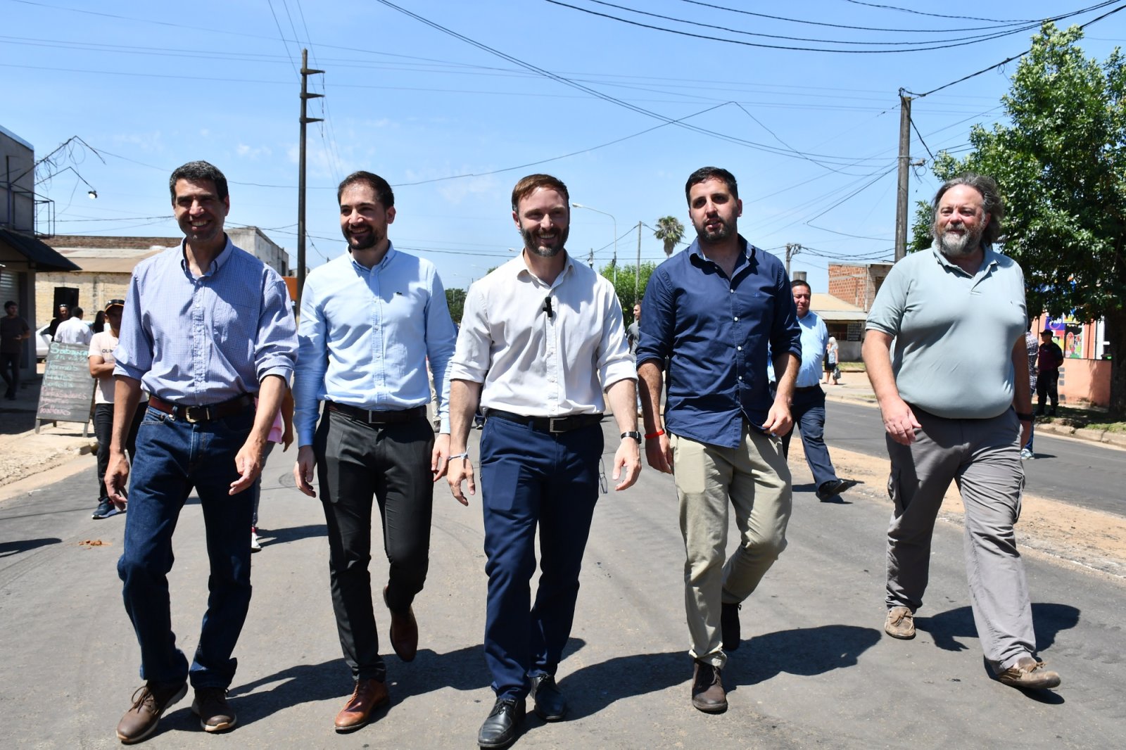 JUNTO A LOS VECINOS, EL INTENDENTE AZCUÉ INAUGURÓ LA REPAVIMENTACIÓN DE CALLE PAULA ALBARRACÍN