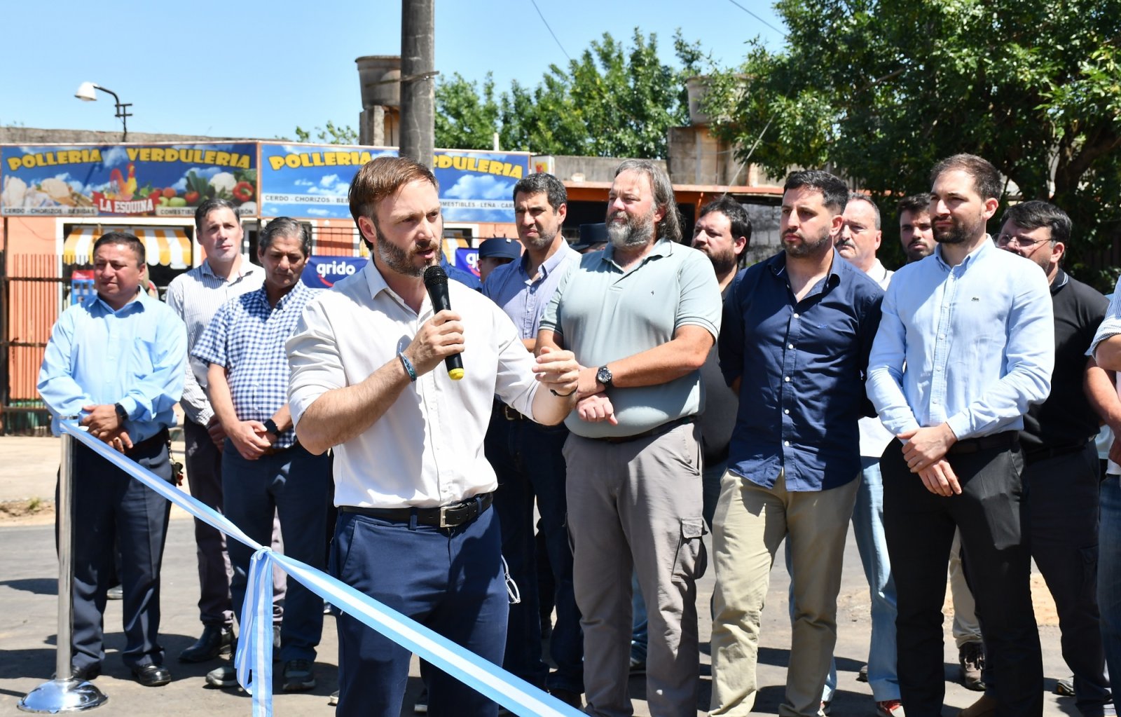 JUNTO A LOS VECINOS, EL INTENDENTE AZCUÉ INAUGURÓ LA REPAVIMENTACIÓN DE CALLE PAULA ALBARRACÍN