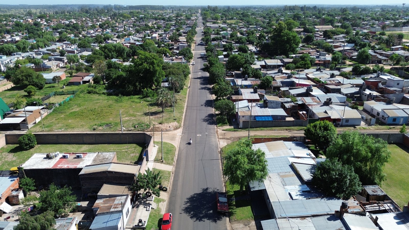 JUNTO A LOS VECINOS, EL INTENDENTE AZCUÉ INAUGURÓ LA REPAVIMENTACIÓN DE CALLE PAULA ALBARRACÍN