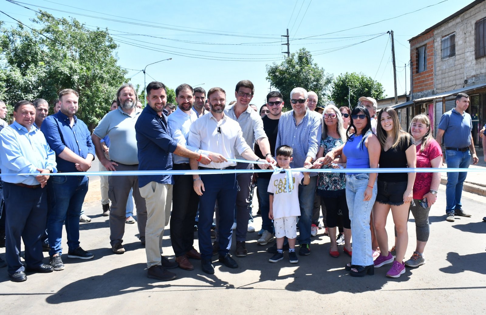 JUNTO A LOS VECINOS, EL INTENDENTE AZCUÉ INAUGURÓ LA REPAVIMENTACIÓN DE CALLE PAULA ALBARRACÍN