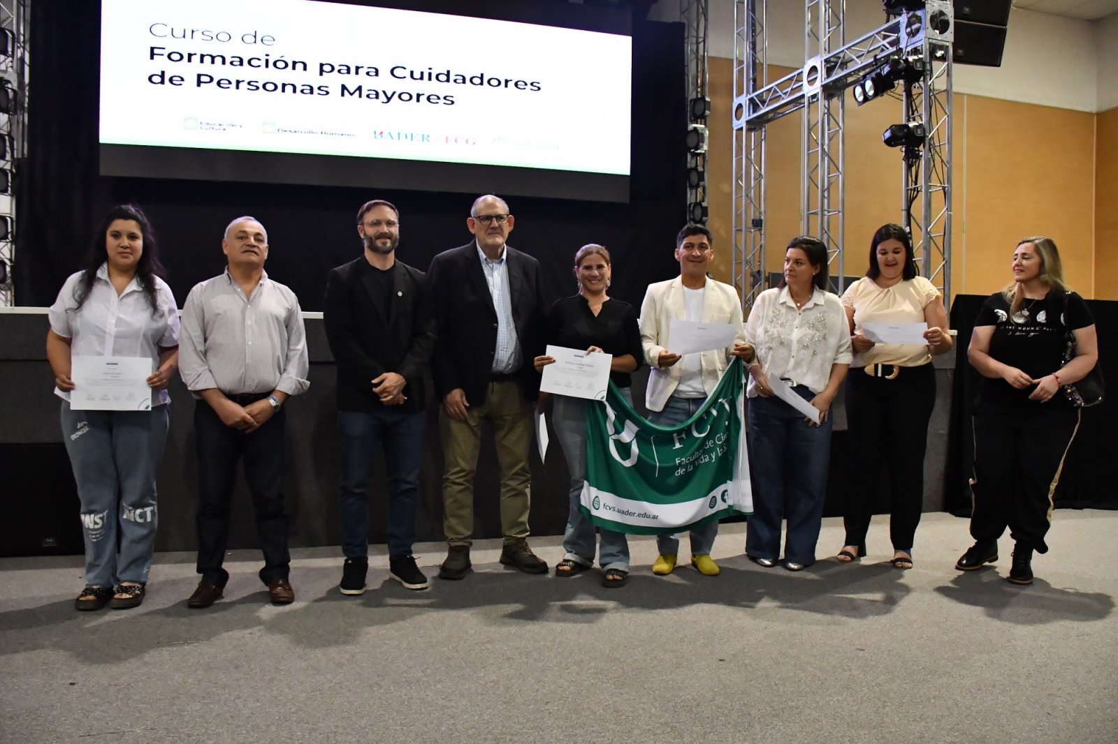 LA MUNICIPALIDAD REALIZÓ LA ENTREGA DE CERTIFICADOS A MÁS DE 350 PARTICIPANTES DE CURSOS Y PROGRAMAS DE F ORMACIÓN