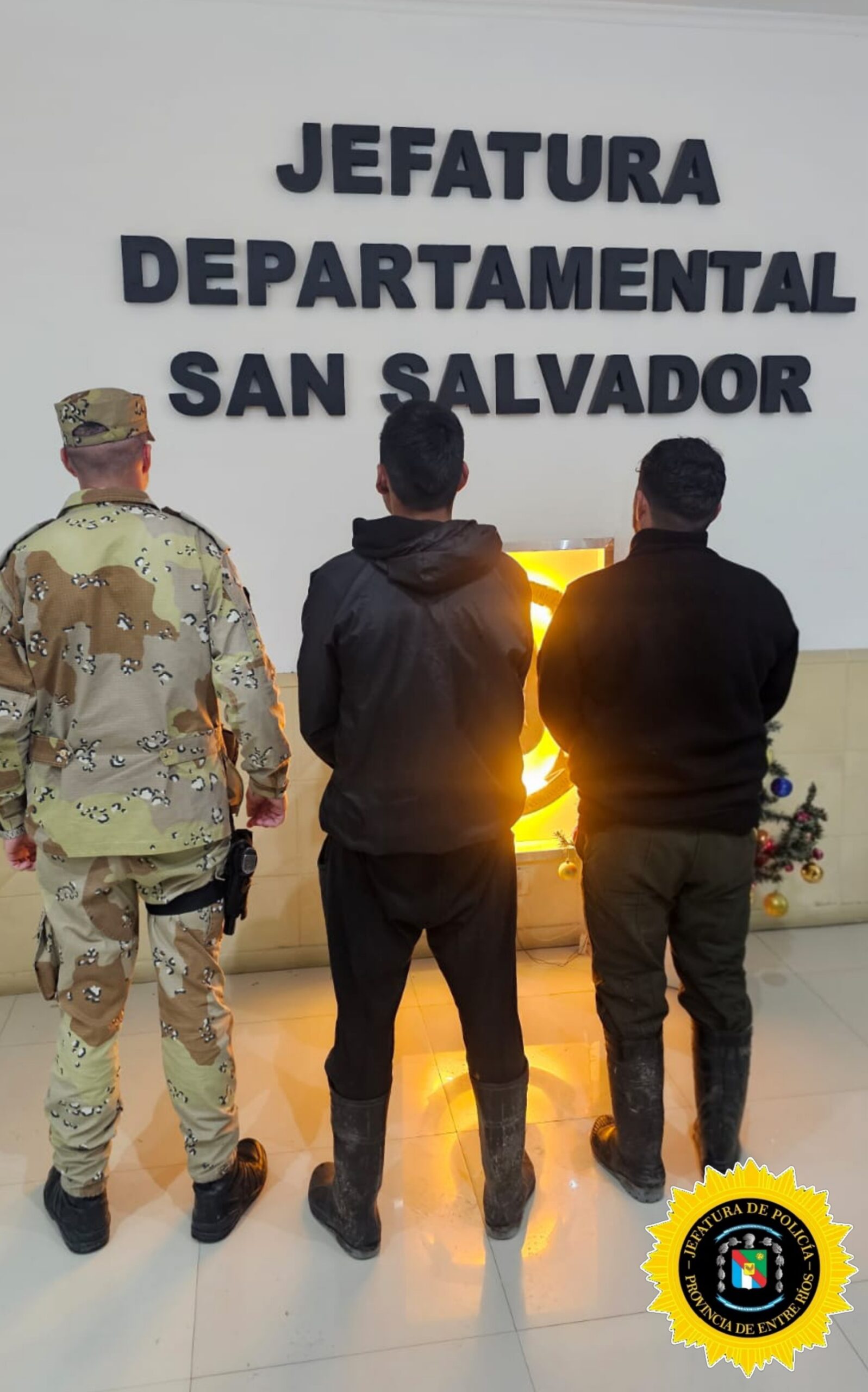 LA POLICIA RURAL DETUVO A DOS PERSONAS, SECUESTRO UN ARMA DE FUEGO Y UNA MOTO