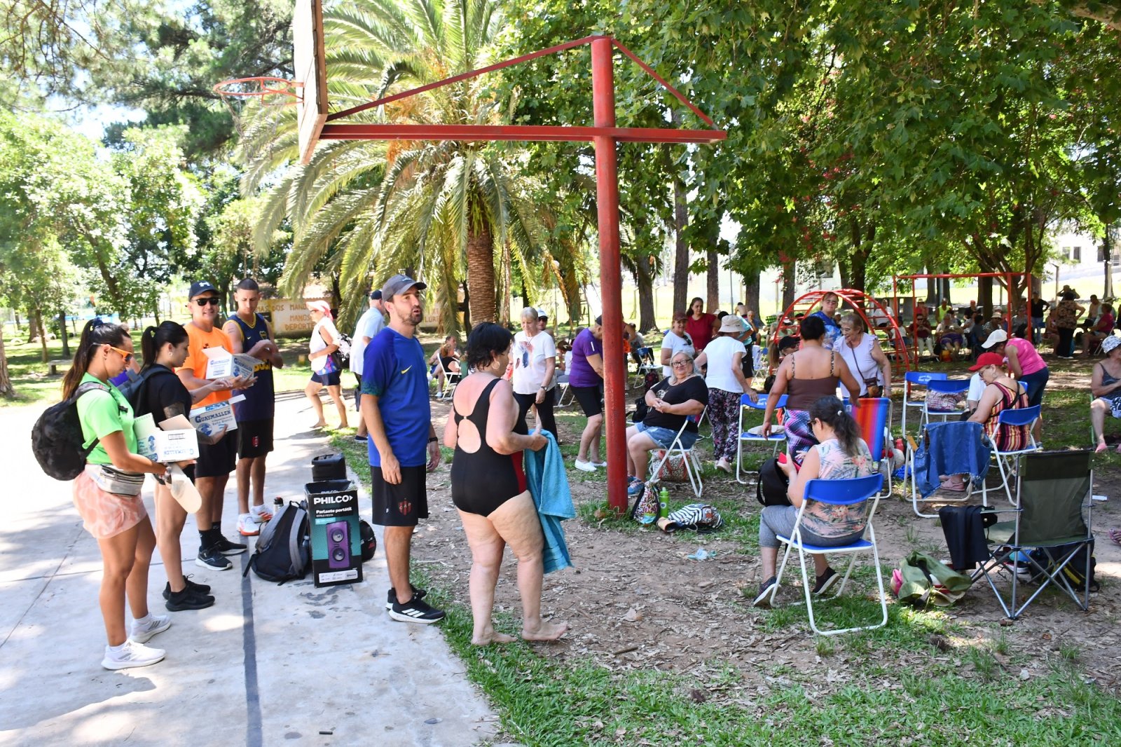 ADULTOS MAYORES DISFRUTAN DE LAS ACTIVIDADES DE LOS RECREATIVOS DE VERANO