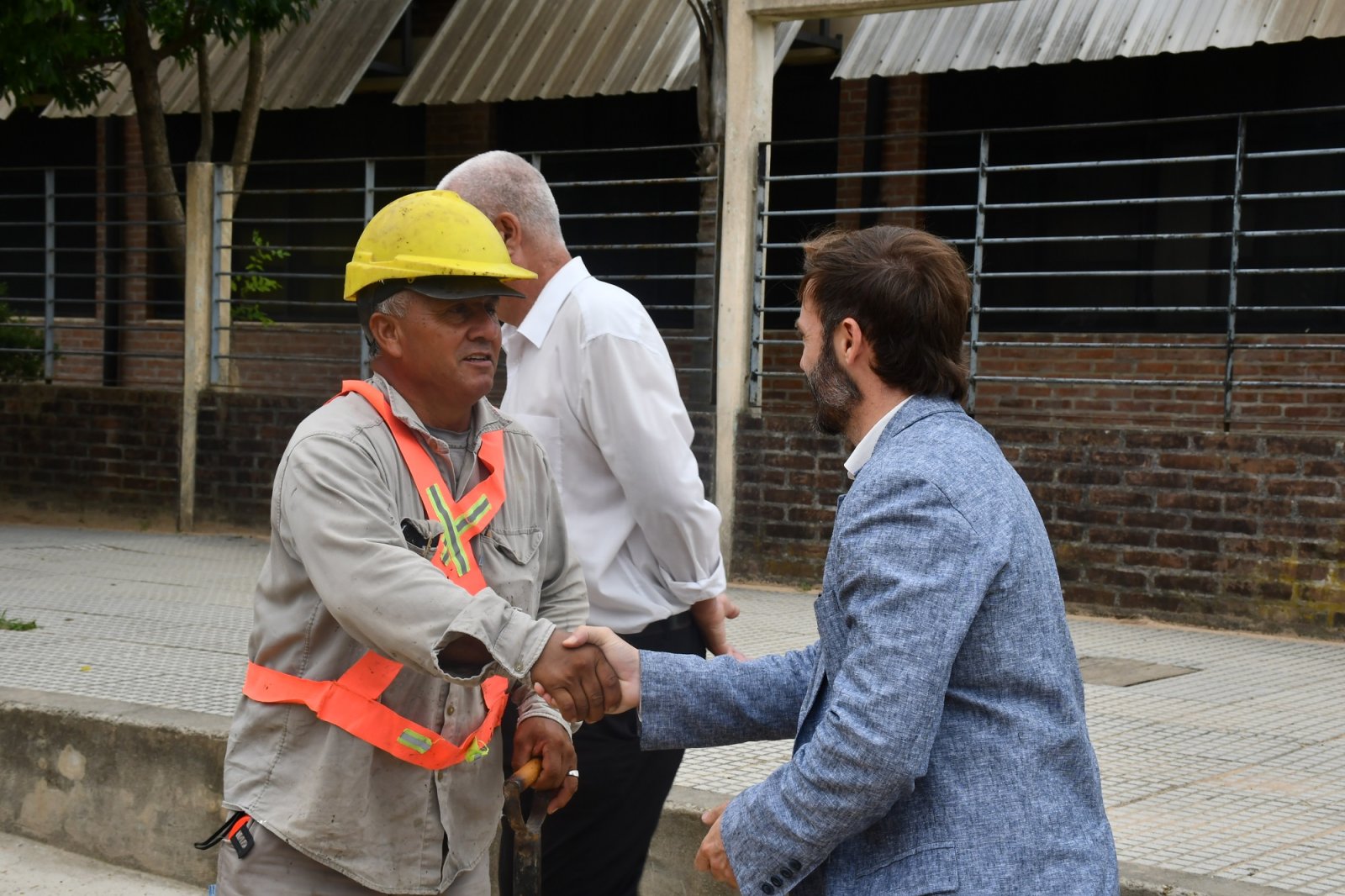 AZCUÉ SUPERVISÓ EL INICIO DE OBRAS EN CALLE DR. SAURÉ: “ESTO ES PRODUCTO DEL MANEJO EFICIENTE DEL ESTA DO”