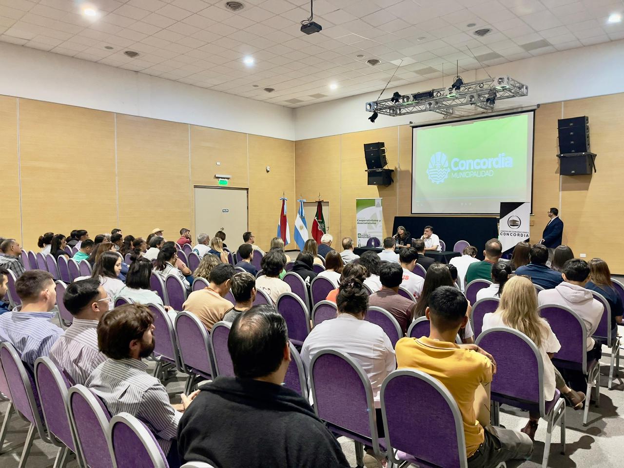 MÁS DE 400 EMPRENDEDORES RECIBIERON HERRAMIENTAS DE CAPACITACIÓN, ASISTENCIA TÉCNICA Y PROGRAMAS DE APOY O