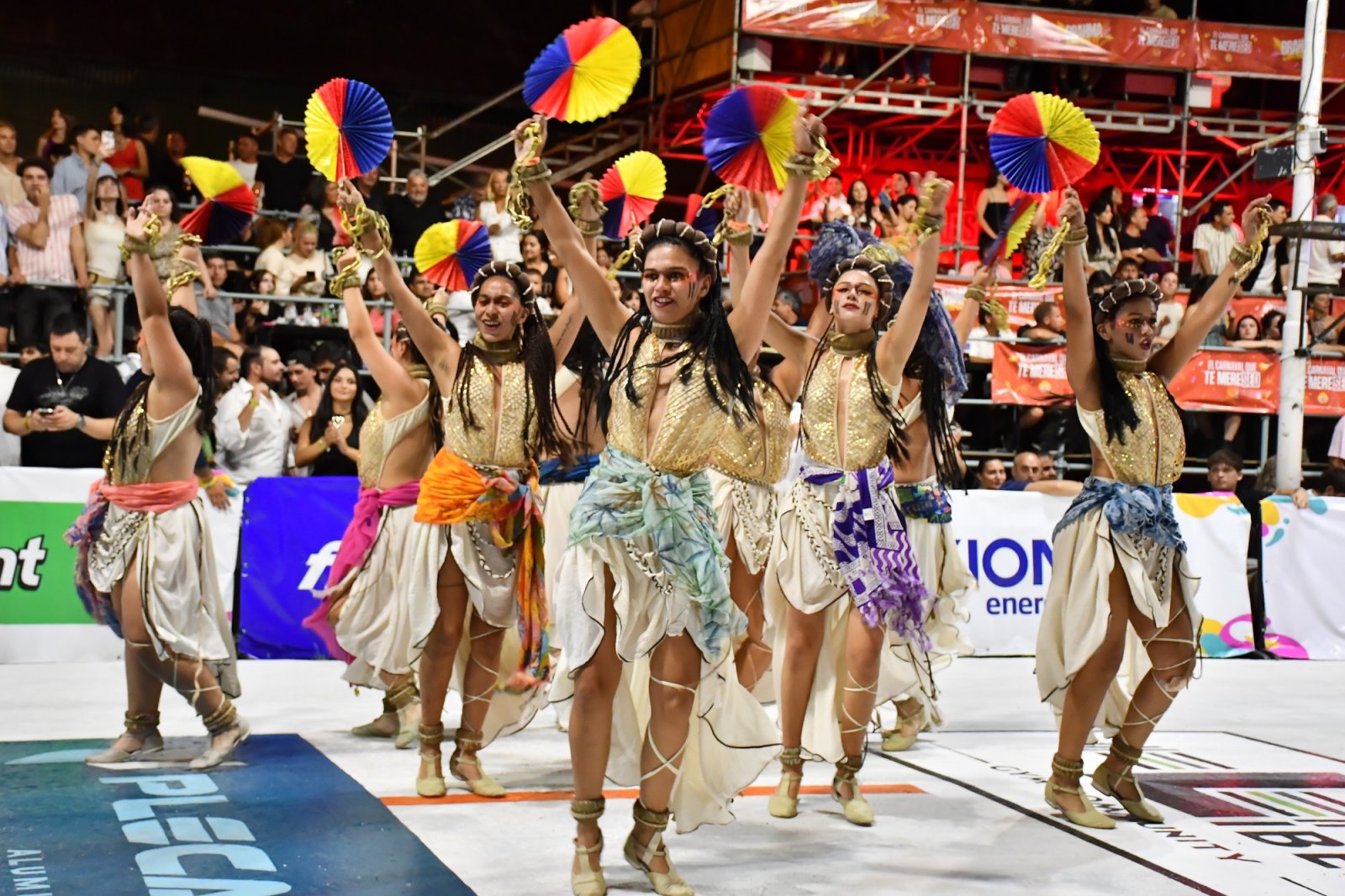ANTE UN GRAN MARCO DE PÚBLICO Y TODA LA PASIÓN DE LAS COMPARSAS COMENZÓ EL CARNAVAL DE CONCORDIA