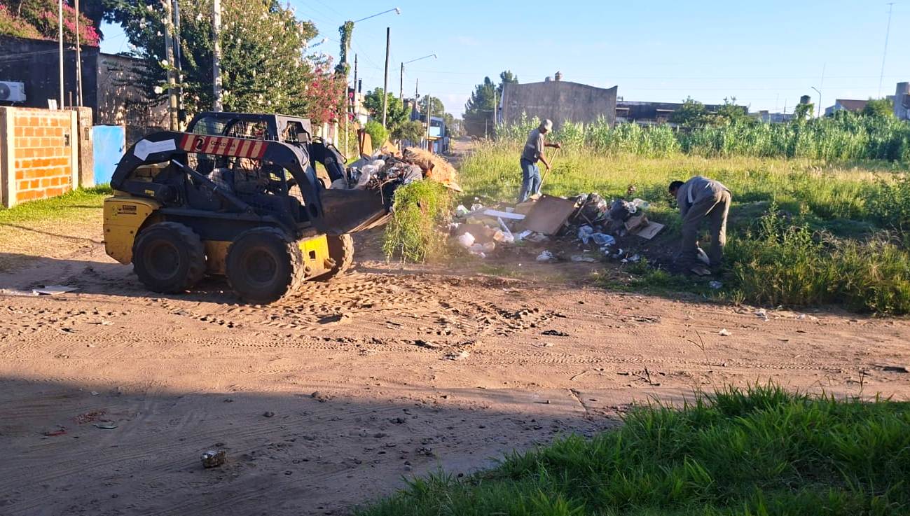 LA MUNICIPALIDAD REFUERZA LOS TRABAJOS DE LIMPIEZA EN DISTINTOS SECTORES DE LA CIUDAD