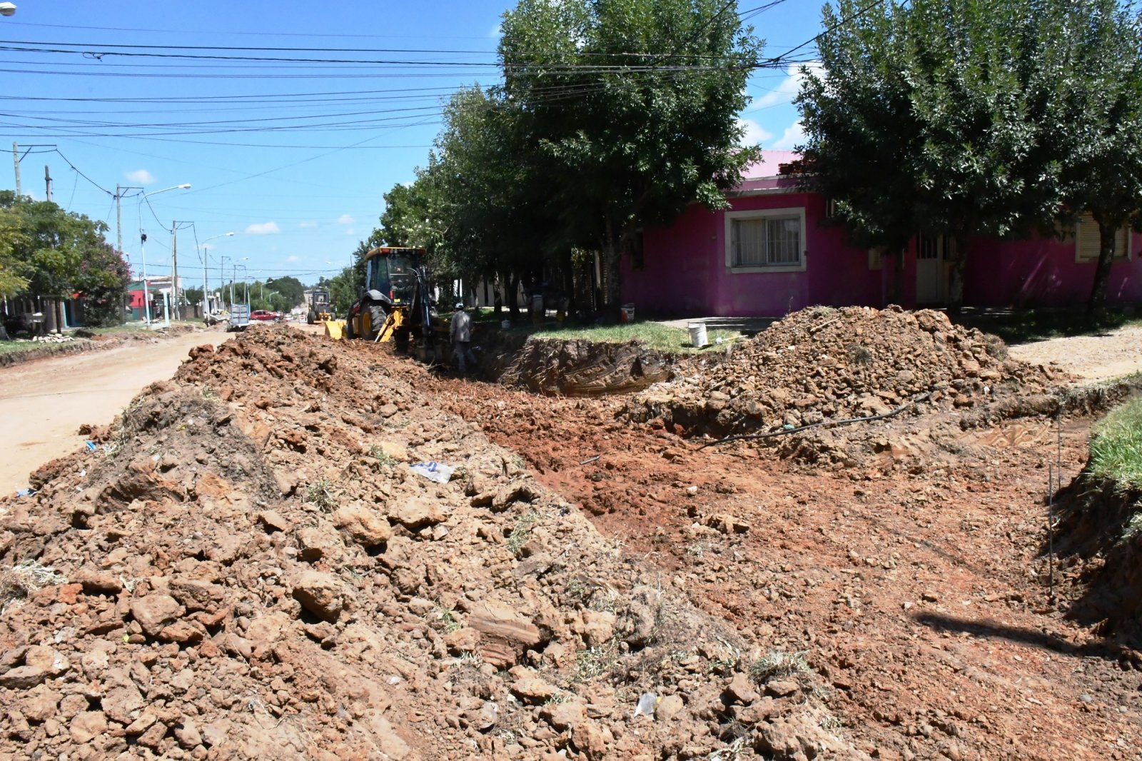 AVANZAN LAS OBRAS COMPLEMENTARIAS EN LA REPAVIMENTACIÓN DE CALLE DR. SAURÉ