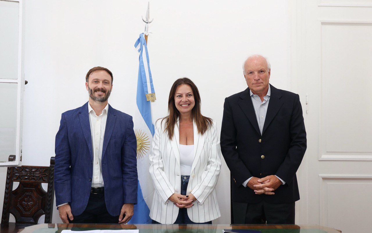 LA MINISTRA PETTOVELLO Y EL INTENDENTE AZCUÉ FIRMARON UN NUEVO CONVENIO PARA INCREMENTAR LA COBERTURA DEL  PROGRAMA CENTROS DE FAMILIA