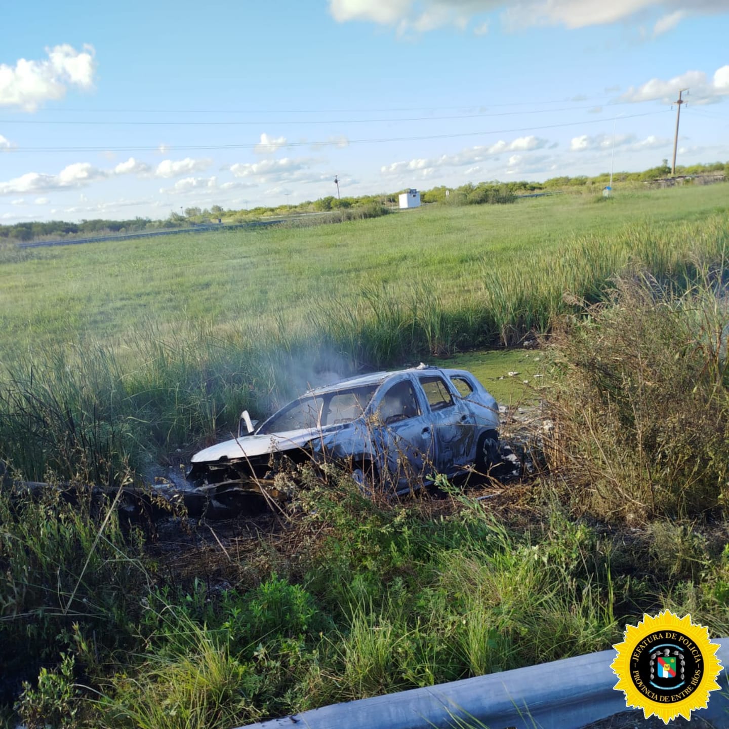 DESPISTE EN LA ROTONDA DE SAUCE DE LUNA Y EL AUTO SE INCENDIO POR COMPLETO