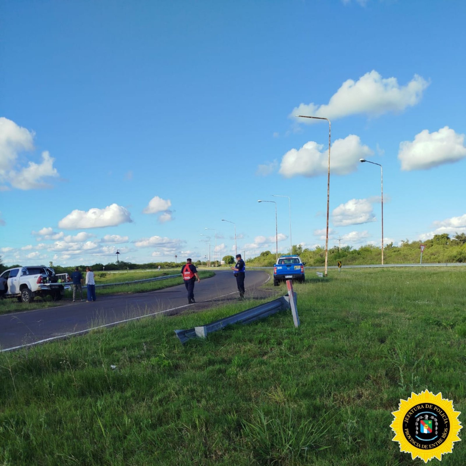 DESPISTE EN LA ROTONDA DE SAUCE DE LUNA Y EL AUTO SE INCENDIO POR COMPLETO