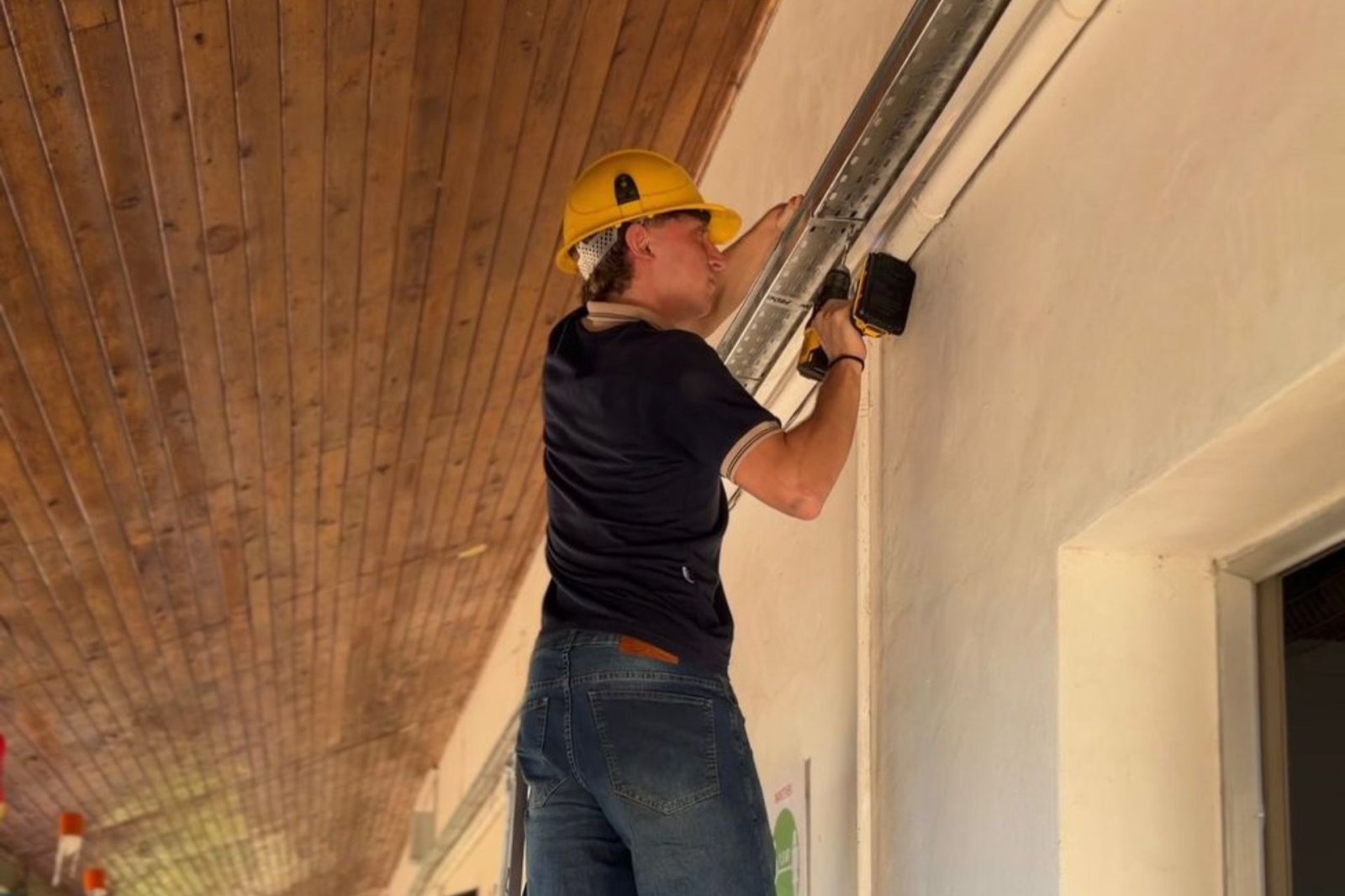 Prácticas Profesionales Supervisadas: alumnos de la Escuela Técnica de Federación instalaron equipos de  aire acondicionado en la Escuela Integral “Arturo Illia”