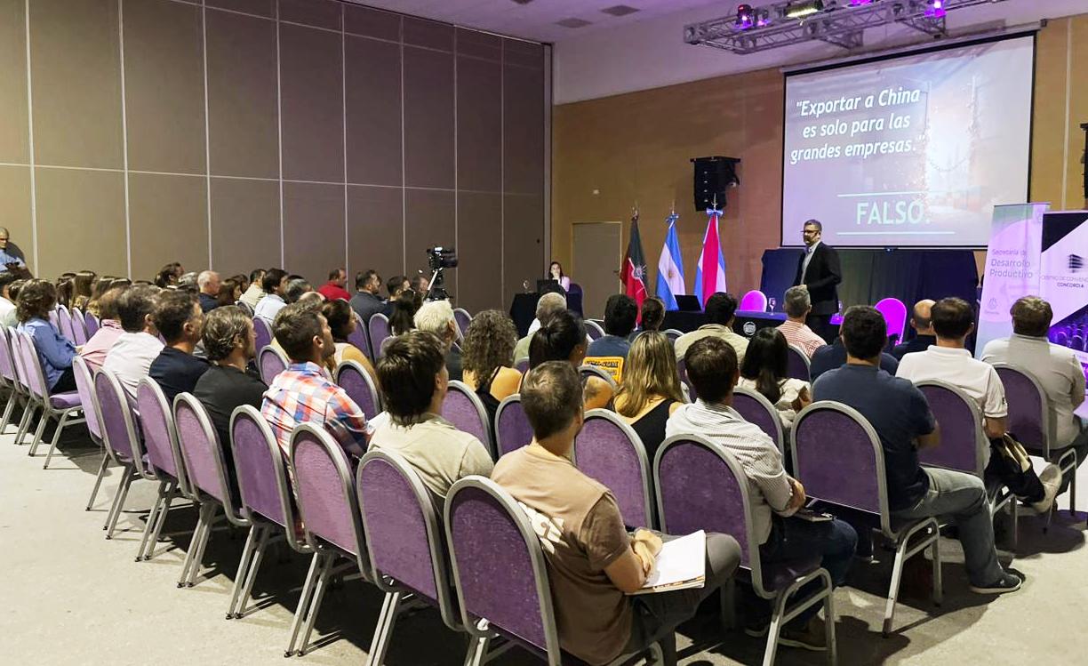IMPORTANTE PARTICIPACIÓN DEL SECTOR PRIVADO EN EL CICLO FORMATIVO “CONSTRUYENDO PUENTES CON CHINA”
