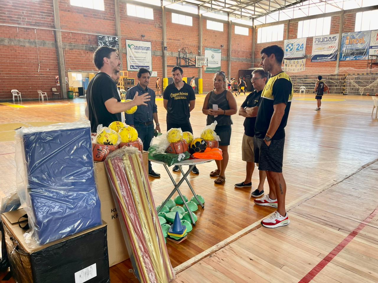 ENTREGA DE EQUIPAMIENTO DEPORTIVO AL CENTRO DE EX ALUMNOS CAPUCHINOS