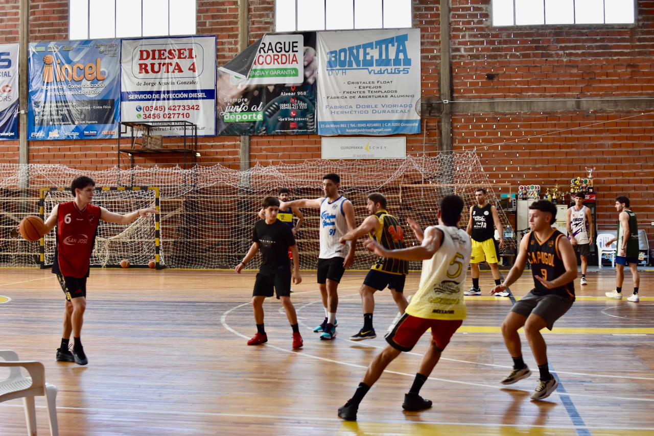 ENTREGA DE EQUIPAMIENTO DEPORTIVO AL CENTRO DE EX ALUMNOS CAPUCHINOS