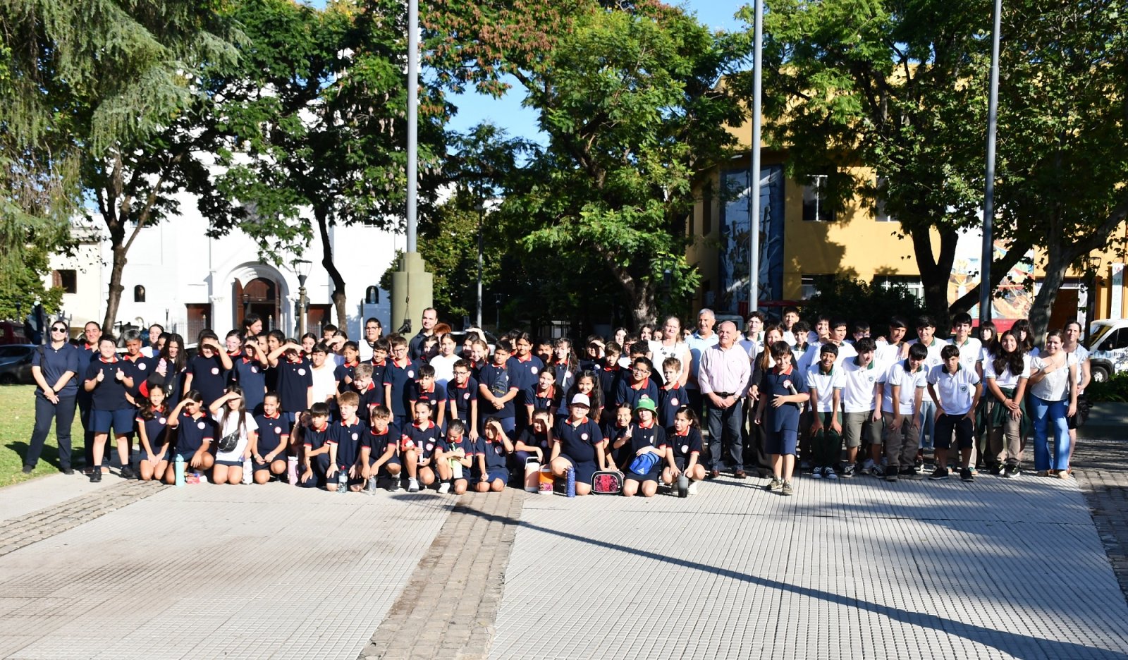 “CONCORDIA POR LA PATRIA” PROMUEVE EL ENCUENTRO DE LOS ESTUDIANTES CON LOS SÍMBOLOS PATRIOS, LA HISTOR IA Y LA IDENTIDAD LOCAL
