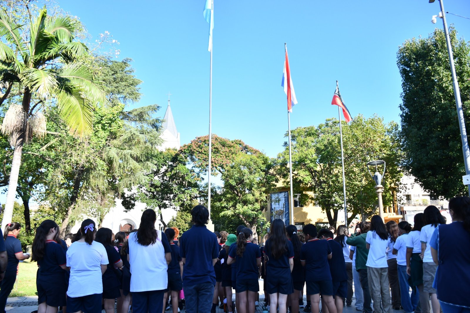 “CONCORDIA POR LA PATRIA” PROMUEVE EL ENCUENTRO DE LOS ESTUDIANTES CON LOS SÍMBOLOS PATRIOS, LA HISTOR IA Y LA IDENTIDAD LOCAL