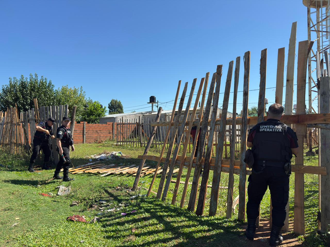 LA MUNICIPALIDAD DESALOJÓ UN TERRENO PERTENECIENTE AL EDOS
