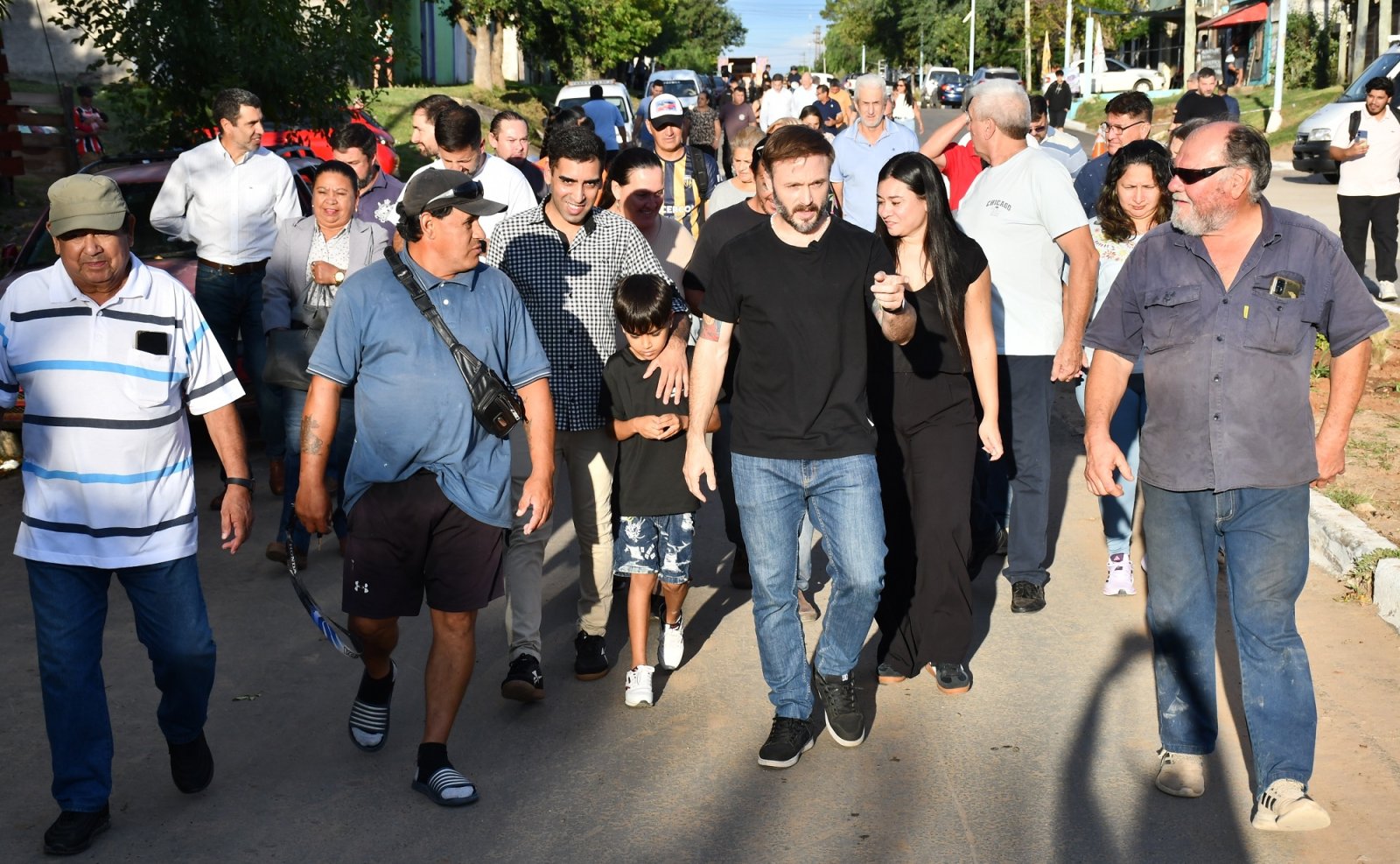 EL INTENDENTE AZCUÉ INAUGURÓ LAS OBRAS DE PAVIMENTACIÓN DE CALLE DR.SAURÉ