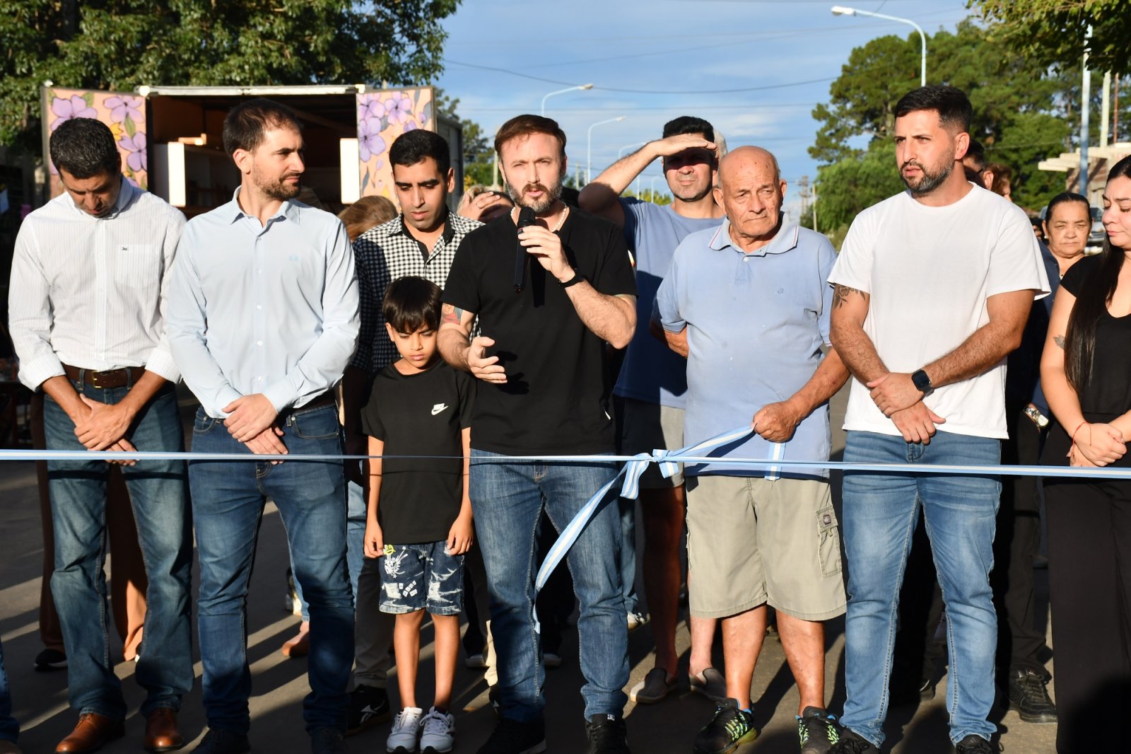 EL INTENDENTE AZCUÉ INAUGURÓ LAS OBRAS DE PAVIMENTACIÓN DE CALLE DR.SAURÉ