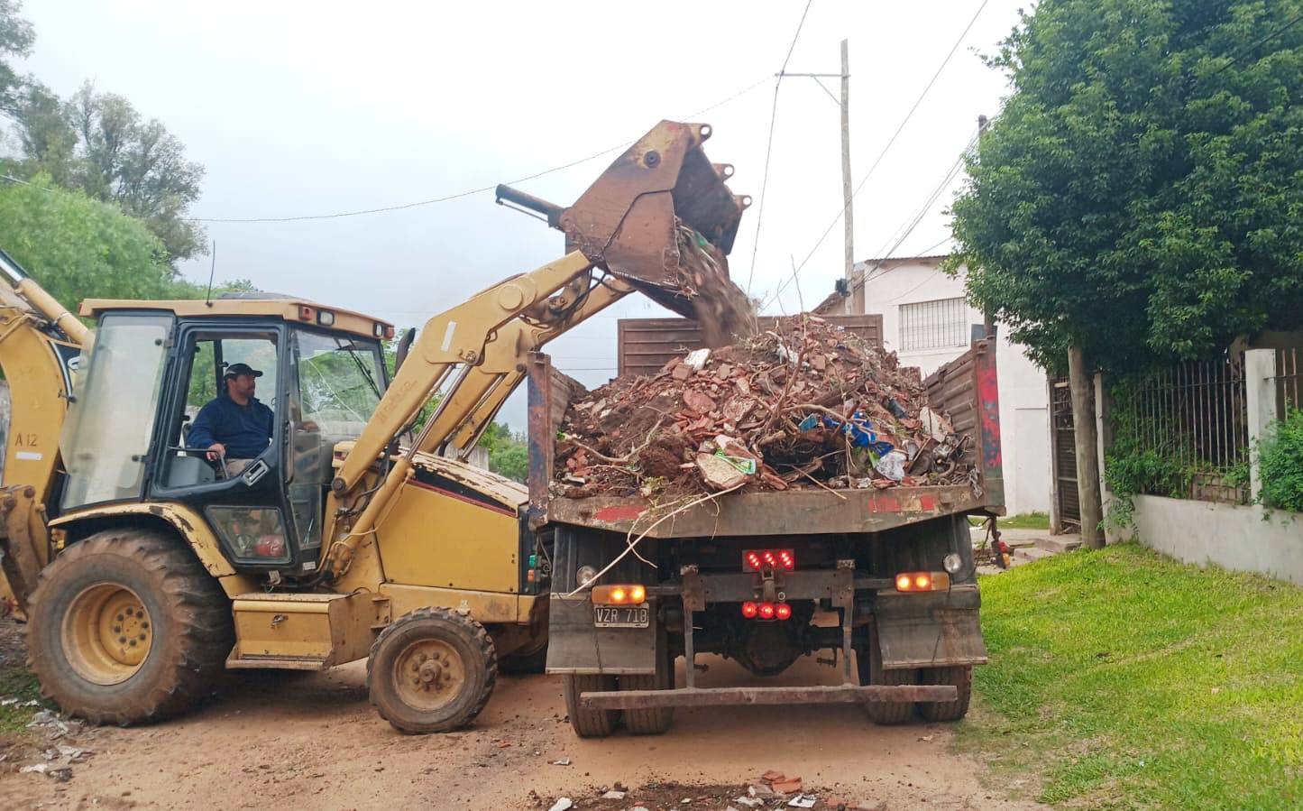 SERVICIOS PÚBLICOS REALIZA TAREAS DE LIMPIEZA Y MANTENIMIENTO EN EL BARRIO JOSÉ HERNÁNDEZ
