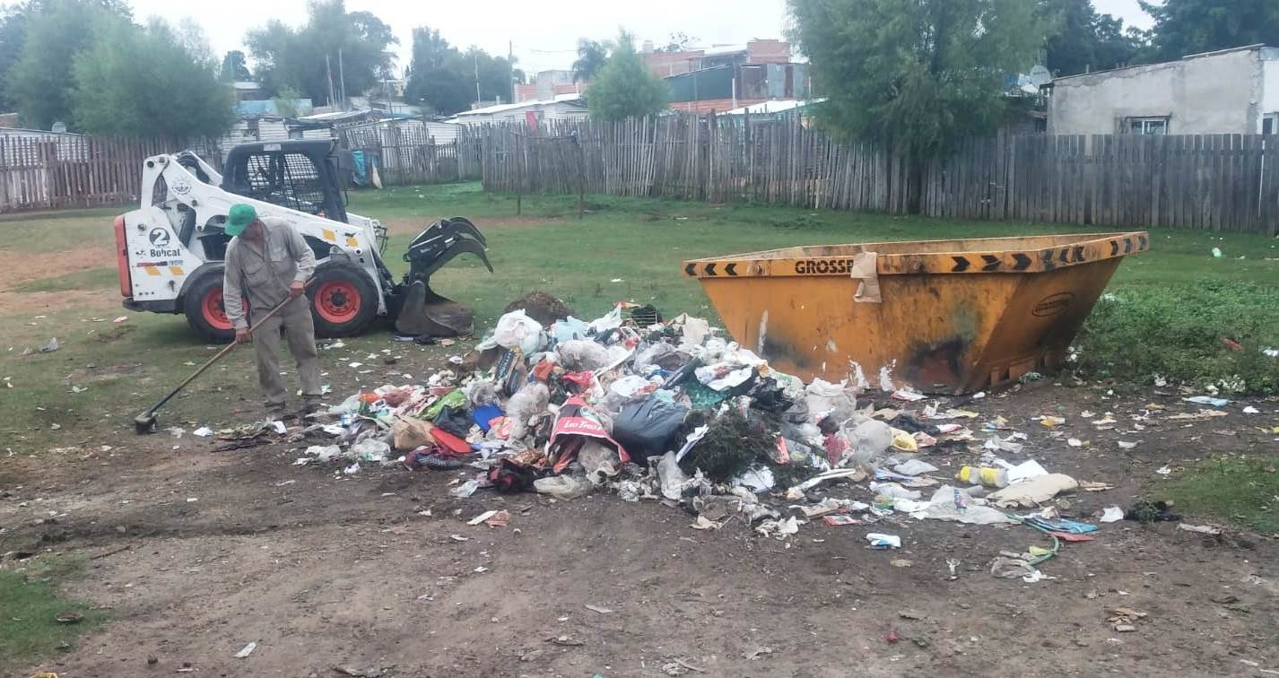 SERVICIOS PÚBLICOS REALIZA TAREAS DE LIMPIEZA Y MANTENIMIENTO EN EL BARRIO JOSÉ HERNÁNDEZ