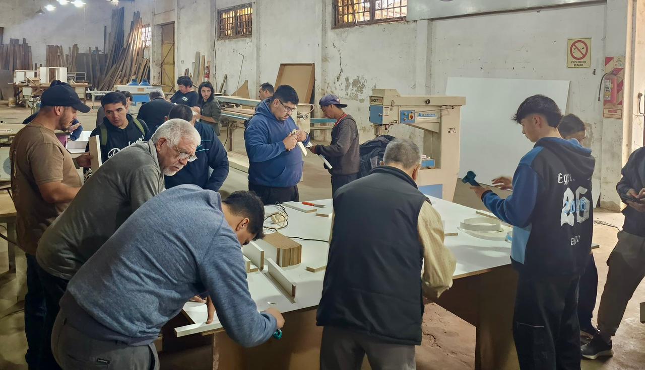 CAPACITACIÓN Y PRODUCCIÓN LOCAL: CONCLUYÓ EL CURSO DE ARMADO DE MUEBLES EN CEDEFI