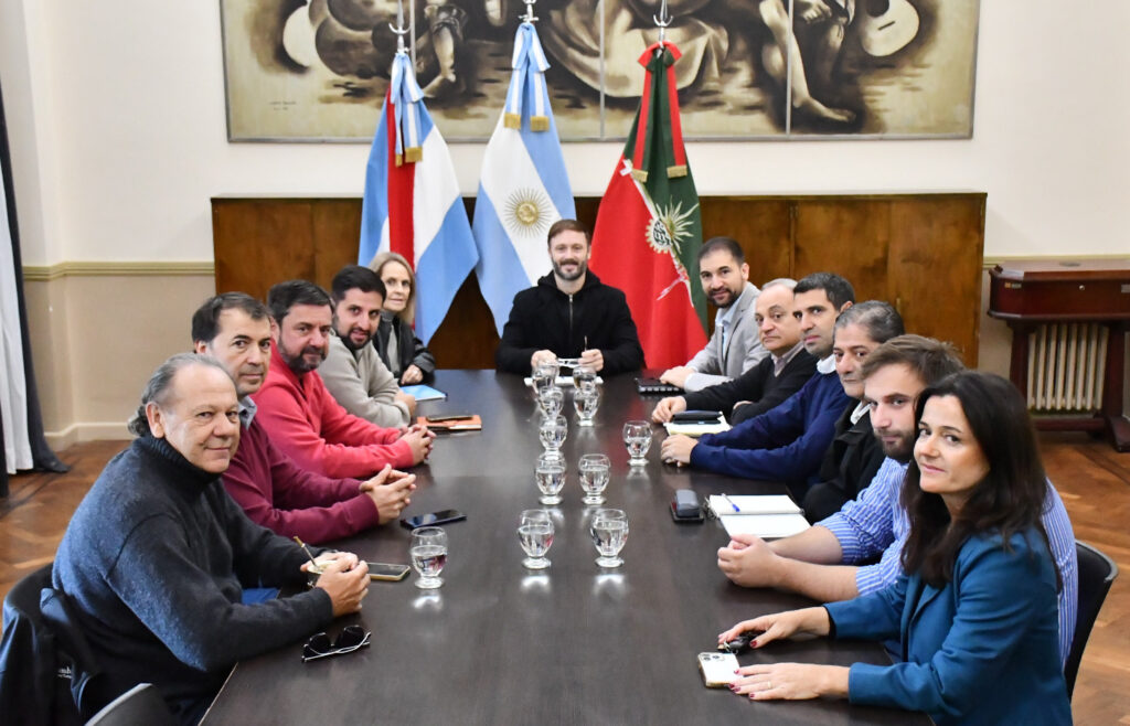 AZCUÉ ANALIZÓ JUNTO AL GABINETE LOS AVANCES DEL PLAN DE INFRAESTRUCTURA Y DESARROLLO HACIA EL BICENTENARI O