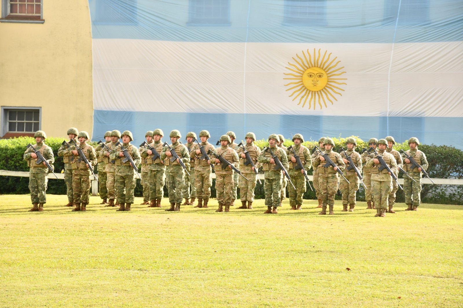 EL INTENDENTE AZCUÉ PARTICIPÓ DEL ACTO POR EL 216° ANIVERSARIO DEL EJÉRCITO ARGENTINO