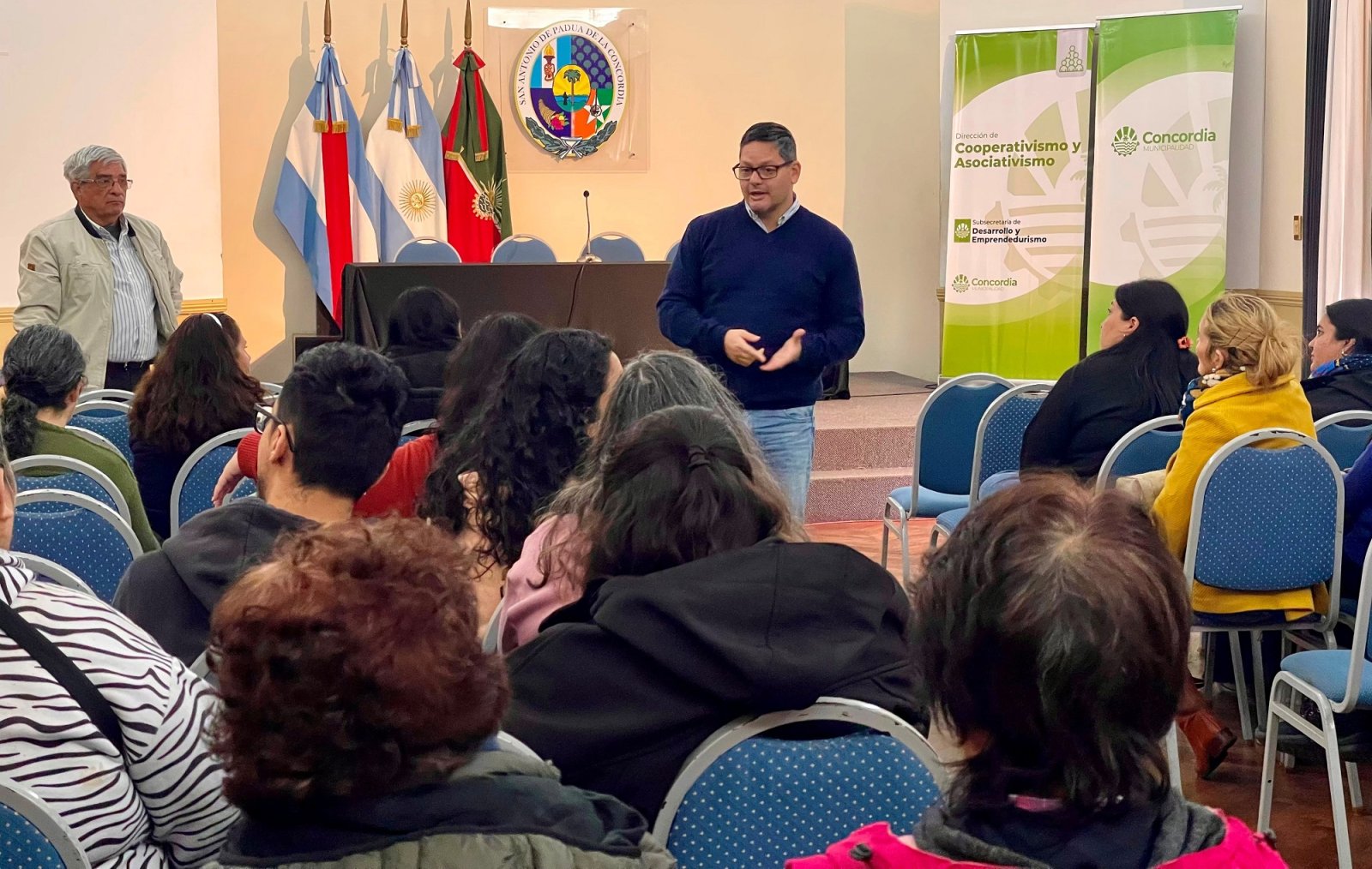 FERIANTES Y MUNICIPIO TRABAJAN EN CONJUNTO PARA FORTALECER LOS ESPACIOS DE COMERCIALIZACIÓN LOCAL