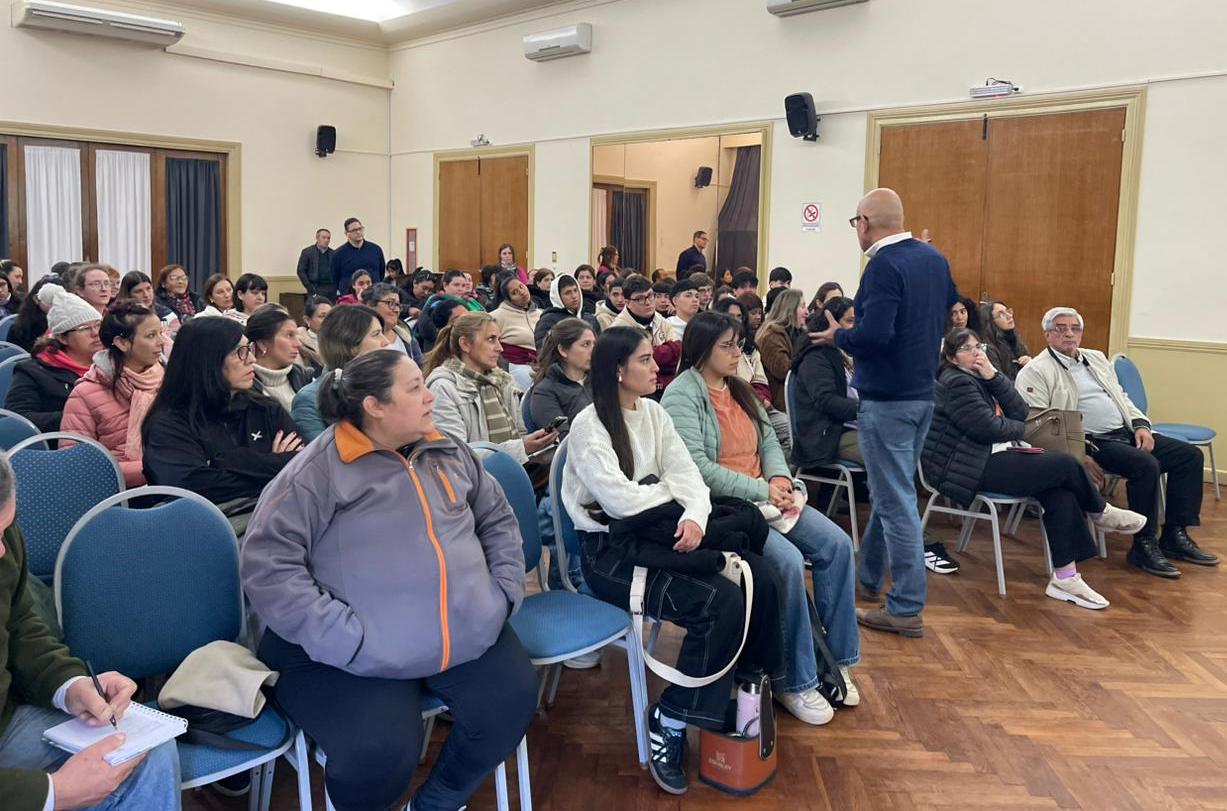 EMPRENDEDORES, ARTESANOS, ESTUDIANTES Y COMERCIANTES FUERON CAPACITADOS SOBRE MARKETING