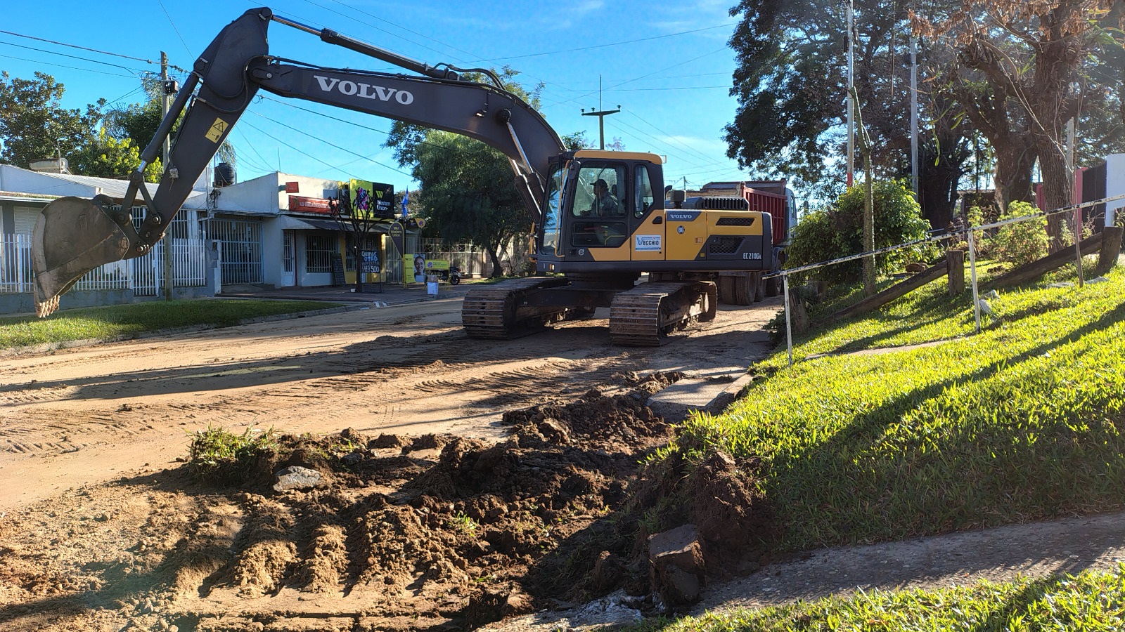 AZCUÉ SUPERVISÓ OBRAS DE PAVIMENTO: “LOS VECINOS NOS DICEN QUE ESPERARON DÉCADAS ESTAS MEJORAS”