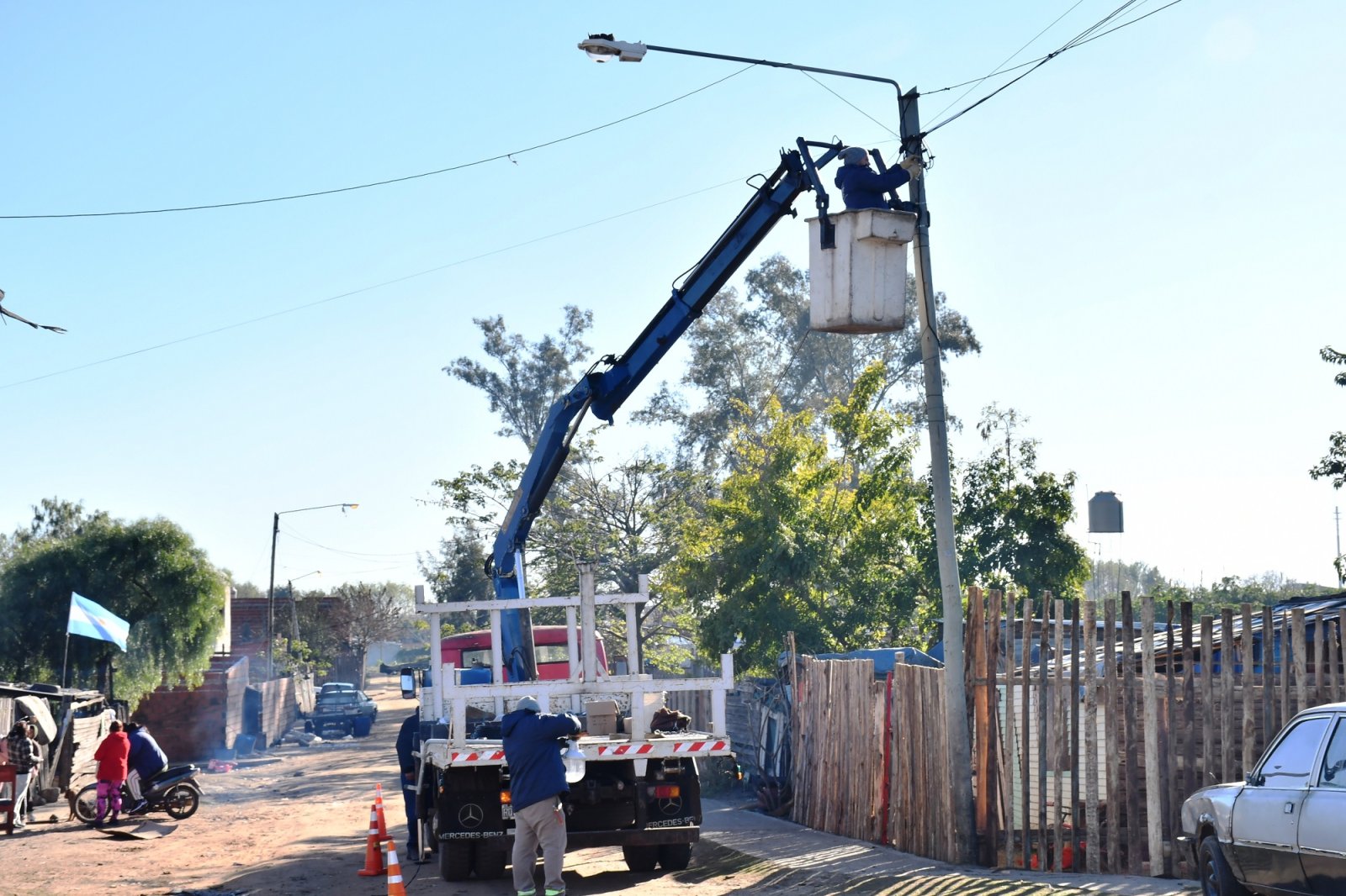 OPERATIVO DE LIMPIEZA, MEJORAS DE ALUMBRADO Y ERRADICACIÓN DE BASURALES EN LOS BARRIOS LLAMARADA Y LAS VI ÑAS