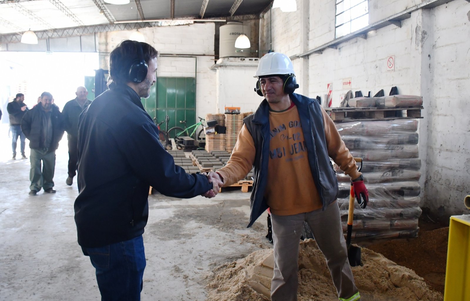 AZCUÉ EN LA NUEVA PLANTA MUNICIPAL DE ADOQUINES: “SEGUIMOS INVIRTIENDO Y CRECIENDO EN INFRAESTRUCTURA”