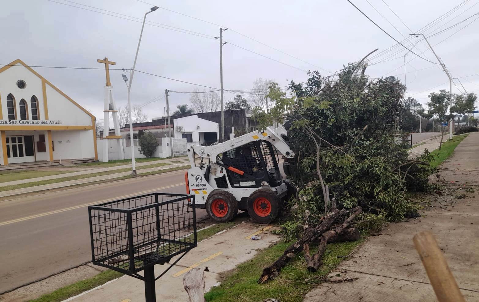 EL MUNICIPIO SIGUE CON LAS TAREAS DE DESPEJE DE LA VÍA PÚBLICA Y ASISTENCIA A DAMNIFICADOS POR EL TEMPORA L