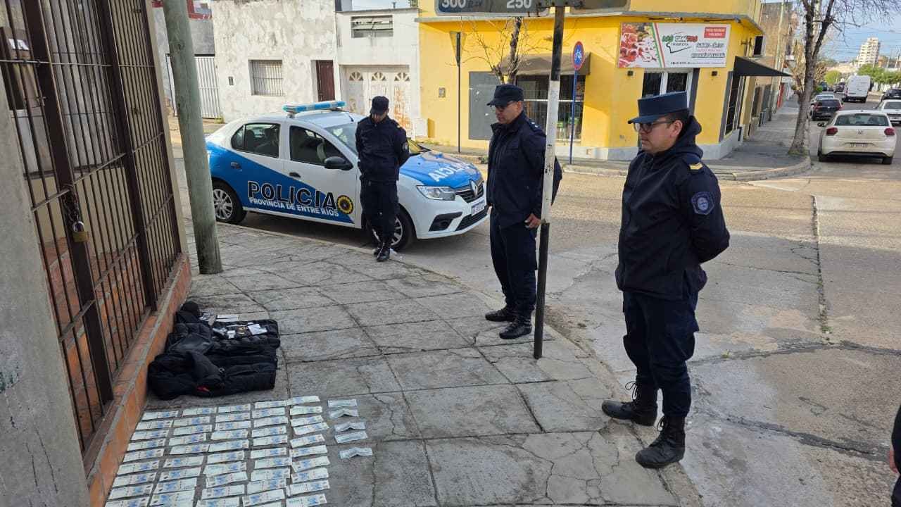 Aprehendieron a dos hombres con millones de pesos, dólares y joyas de dudosa procedencia