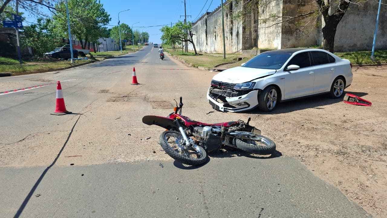 Fue hospitalizado tras chocar a un vehículo cuando hacía “wheelie”