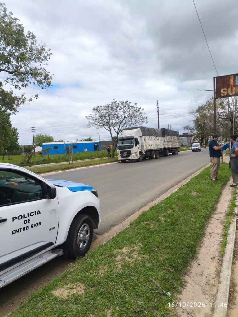Un joven resultó herido tras un choque entre una bicicleta y un camión