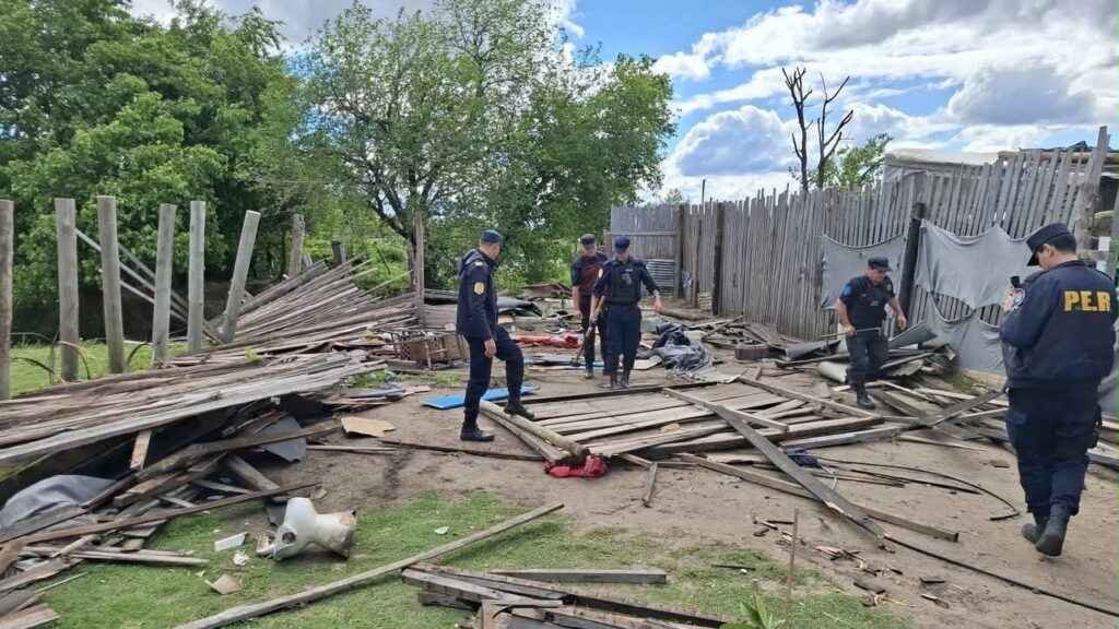 DERRIBARON UNA CASILLA SEÑALADA COMO PRESUNTO BÚNKER DE DROGAS