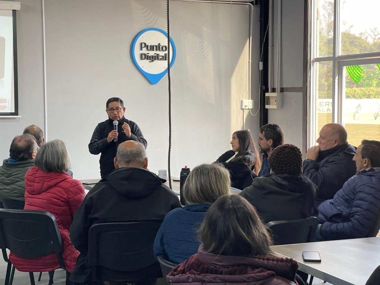 CAPACITAN A INSPECTORES MUNICIPALES PARA CONTROLAR LA COMERCIALIZACIÓN DE CITRUS CON HOJAS